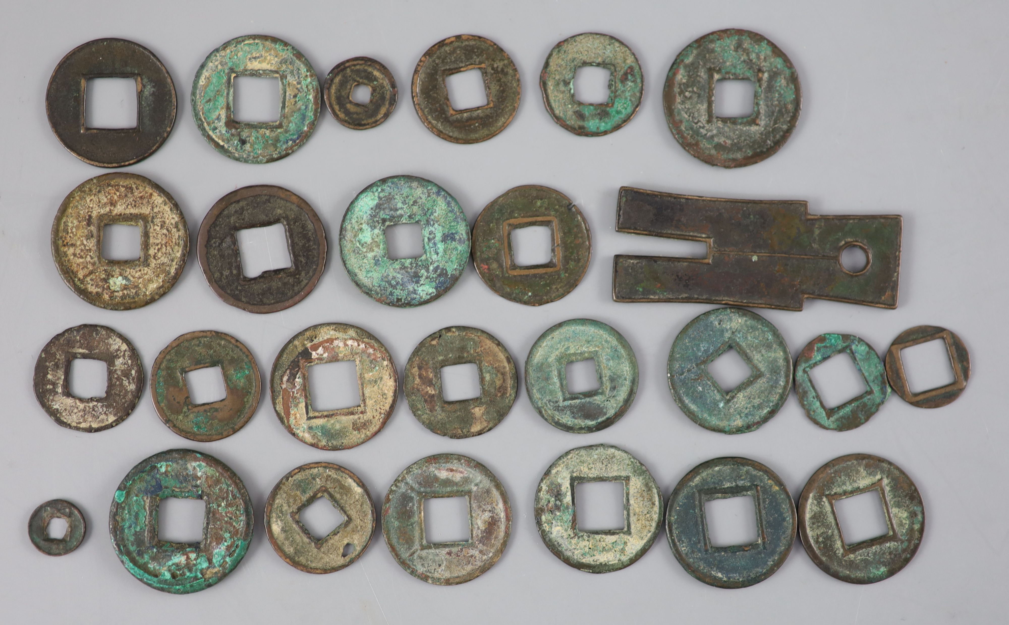 China, 26 Ancient bronze coins, Han dynasty (205 BC - AD 220) and Kingdom of Shu (AD 221-265)